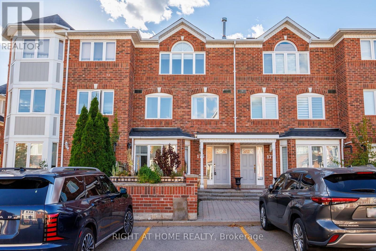176 - 18 CLARK AVENUE W, Vaughan (Crestwood-Springfarm-Yorkhill) — photo 2