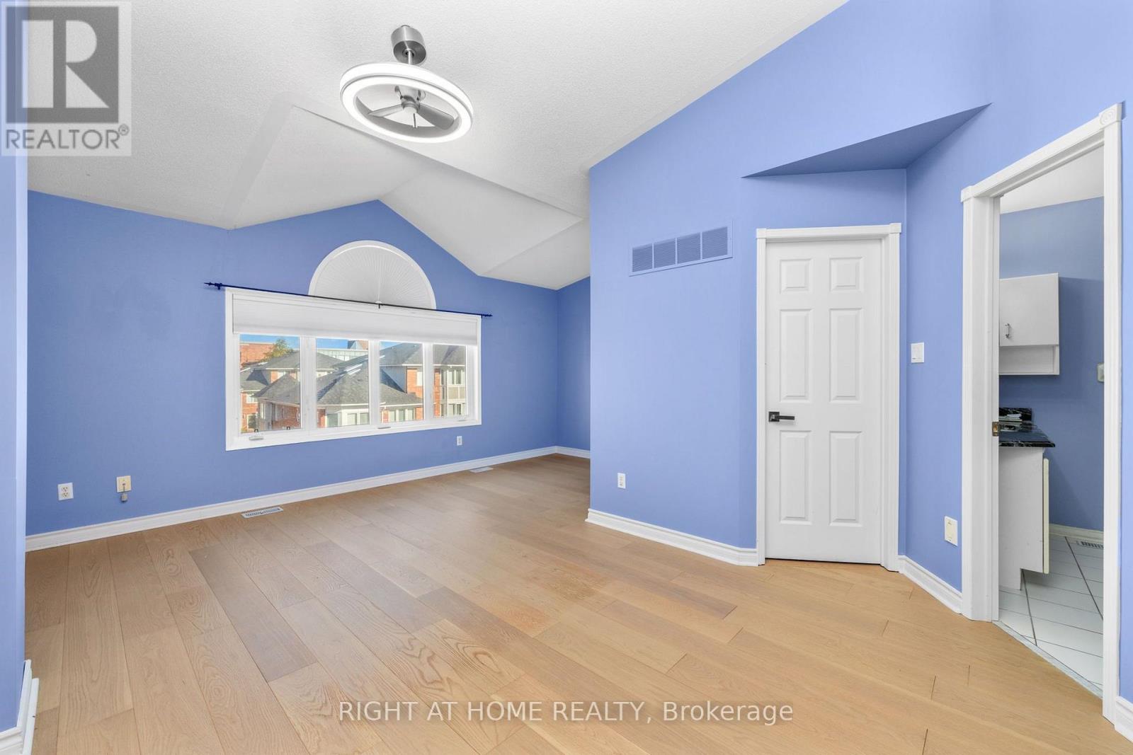 18 Clark Avenue West — photo 22