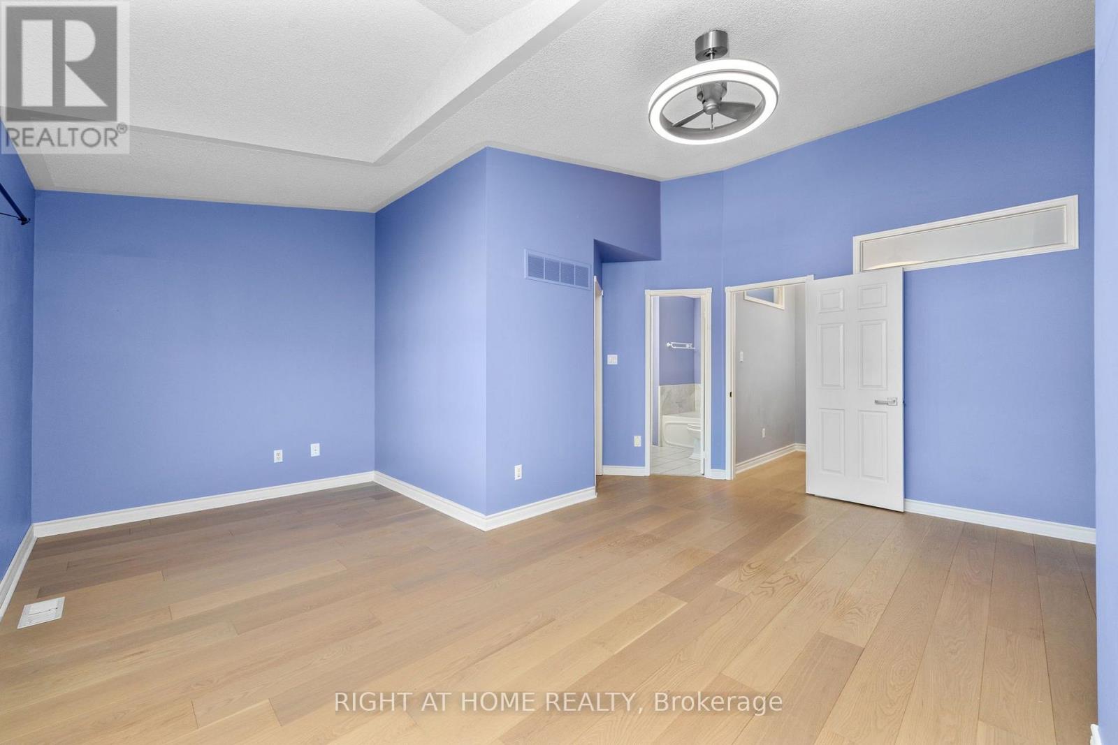 18 Clark Avenue West — photo 23