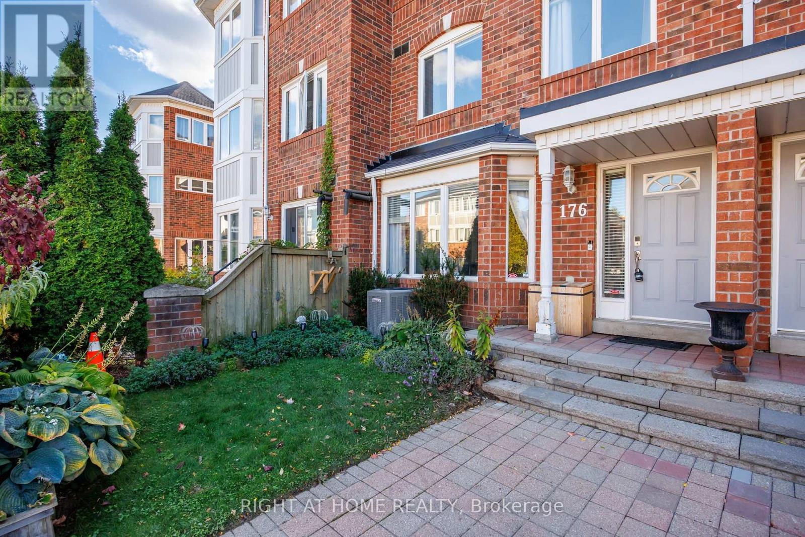 176 - 18 CLARK AVENUE W, Vaughan (Crestwood-Springfarm-Yorkhill) — photo 3