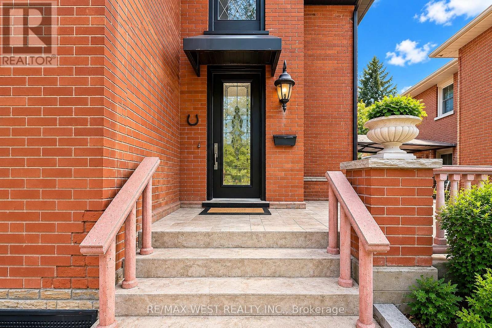 4 - 117 ROSEMOUNT AVENUE, Toronto (Weston) — photo 2