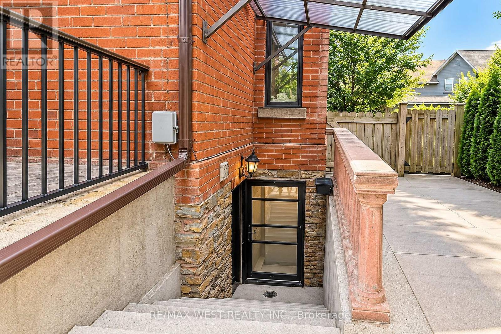 BSMT - 117 ROSEMOUNT AVENUE, Toronto (Weston) — photo 2