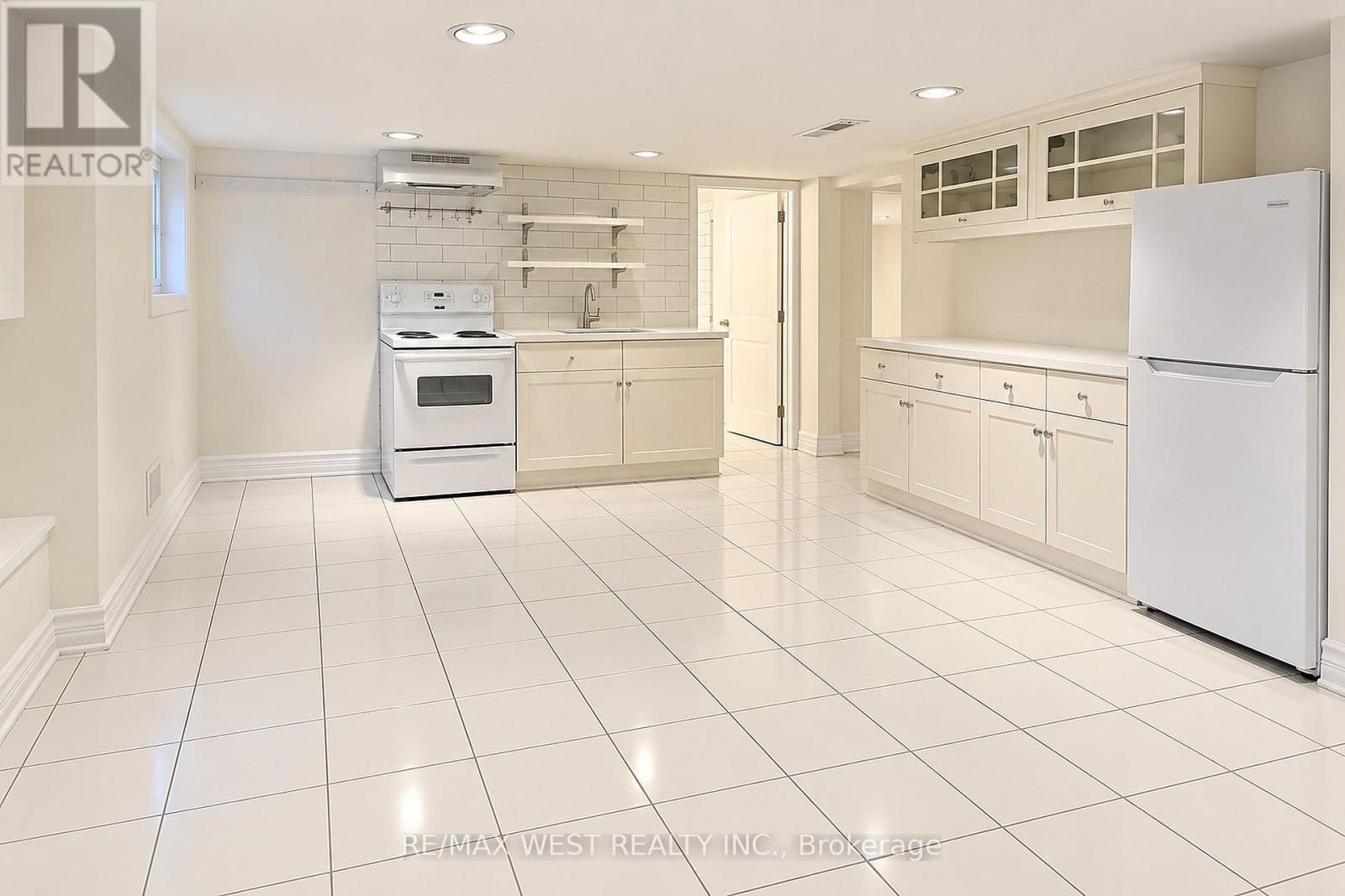 BSMT - 117 ROSEMOUNT AVENUE, Toronto (Weston) — photo 4