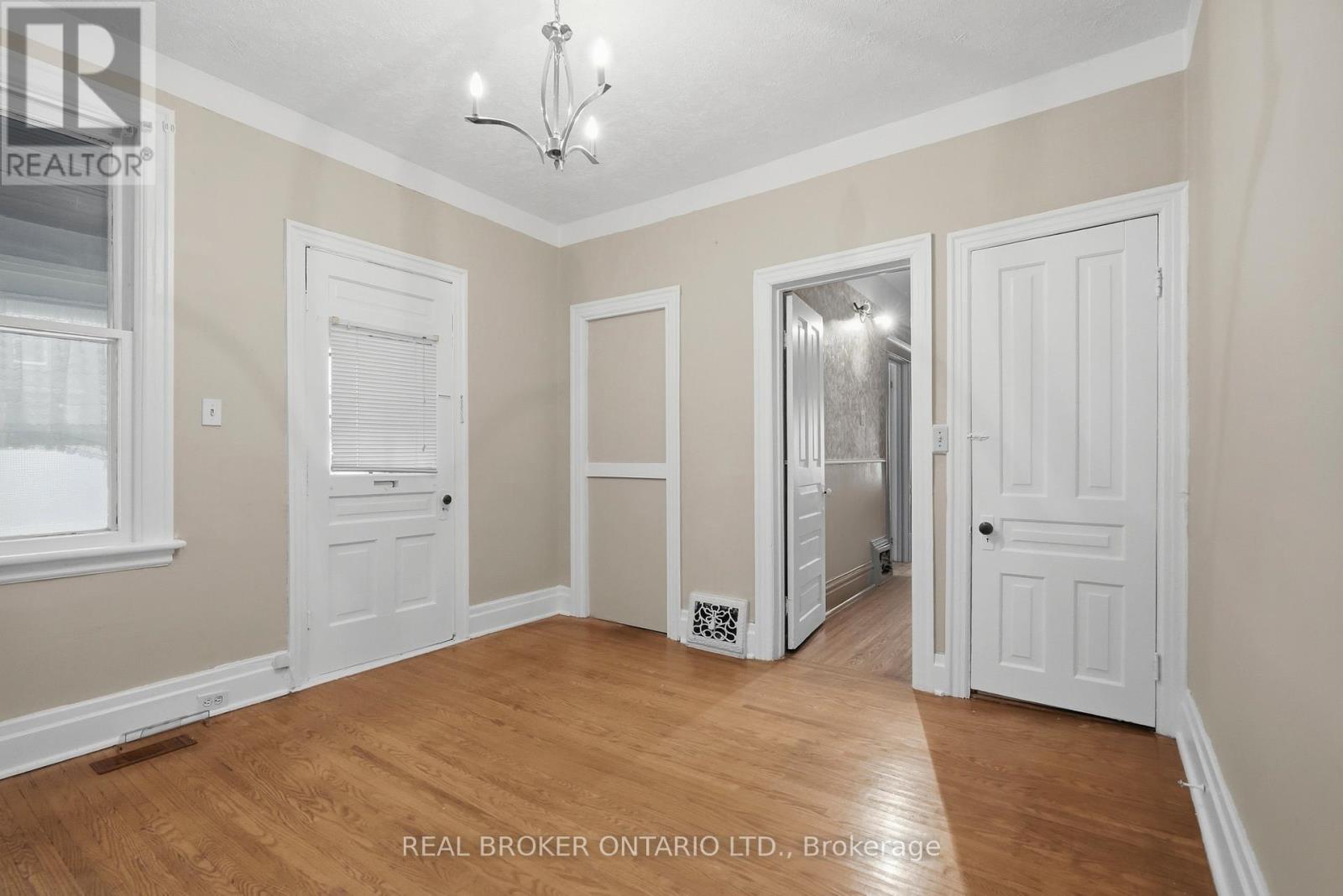 418 Main Street West — photo 13
