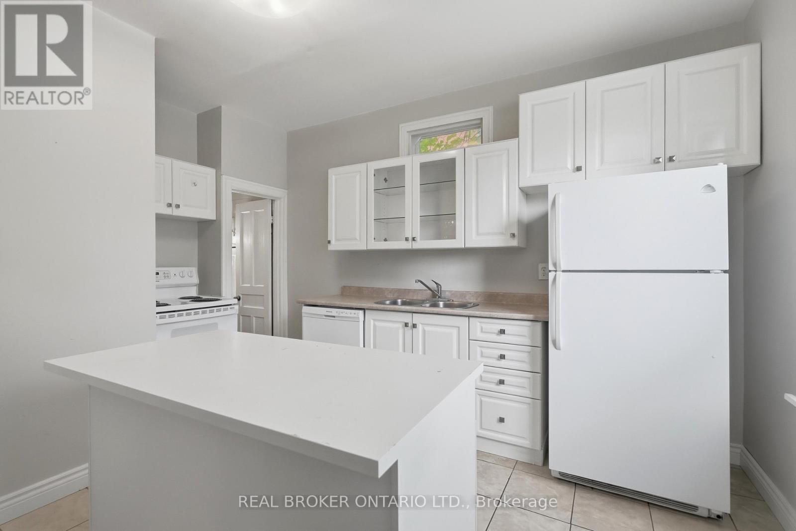 418 Main Street West — photo 17
