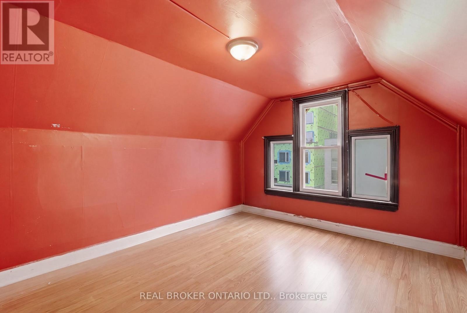 418 Main Street West — photo 38