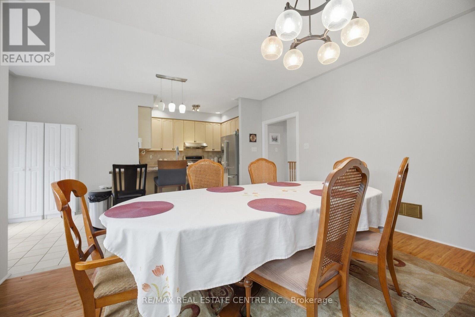 19 AMBERDALE COURT - 16