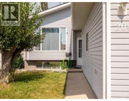 204 Mt Rundle Road W - photo 2