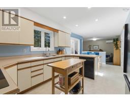 Family room - 32 Bow Street, Dartmouth, NS B2Y4P6 Photo 11