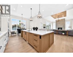 3743 36 Avenue SW - photo 5