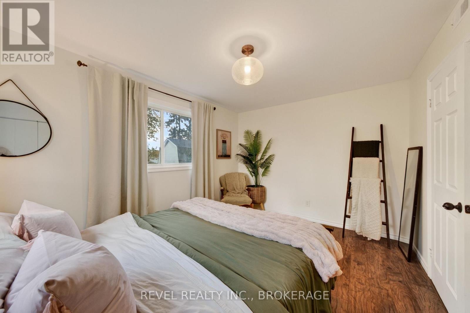 637 Collins Bay Road — photo 22