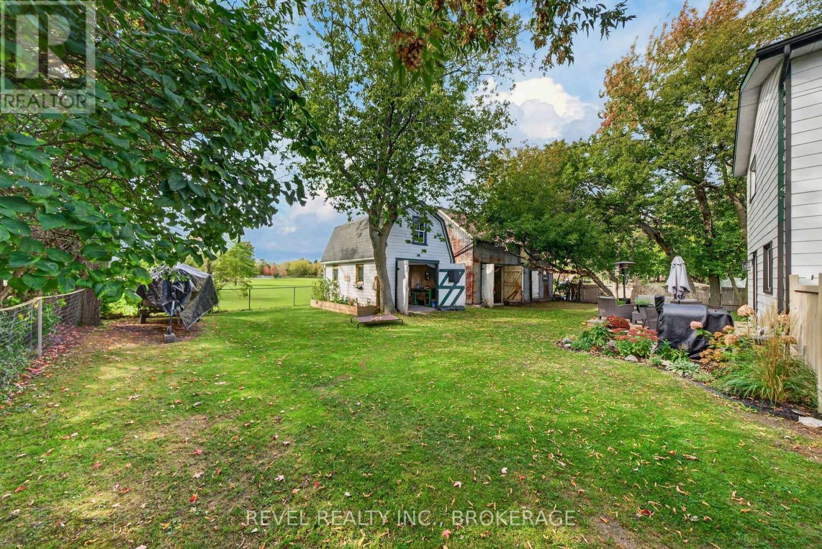 637 Collins Bay Road — photo 39