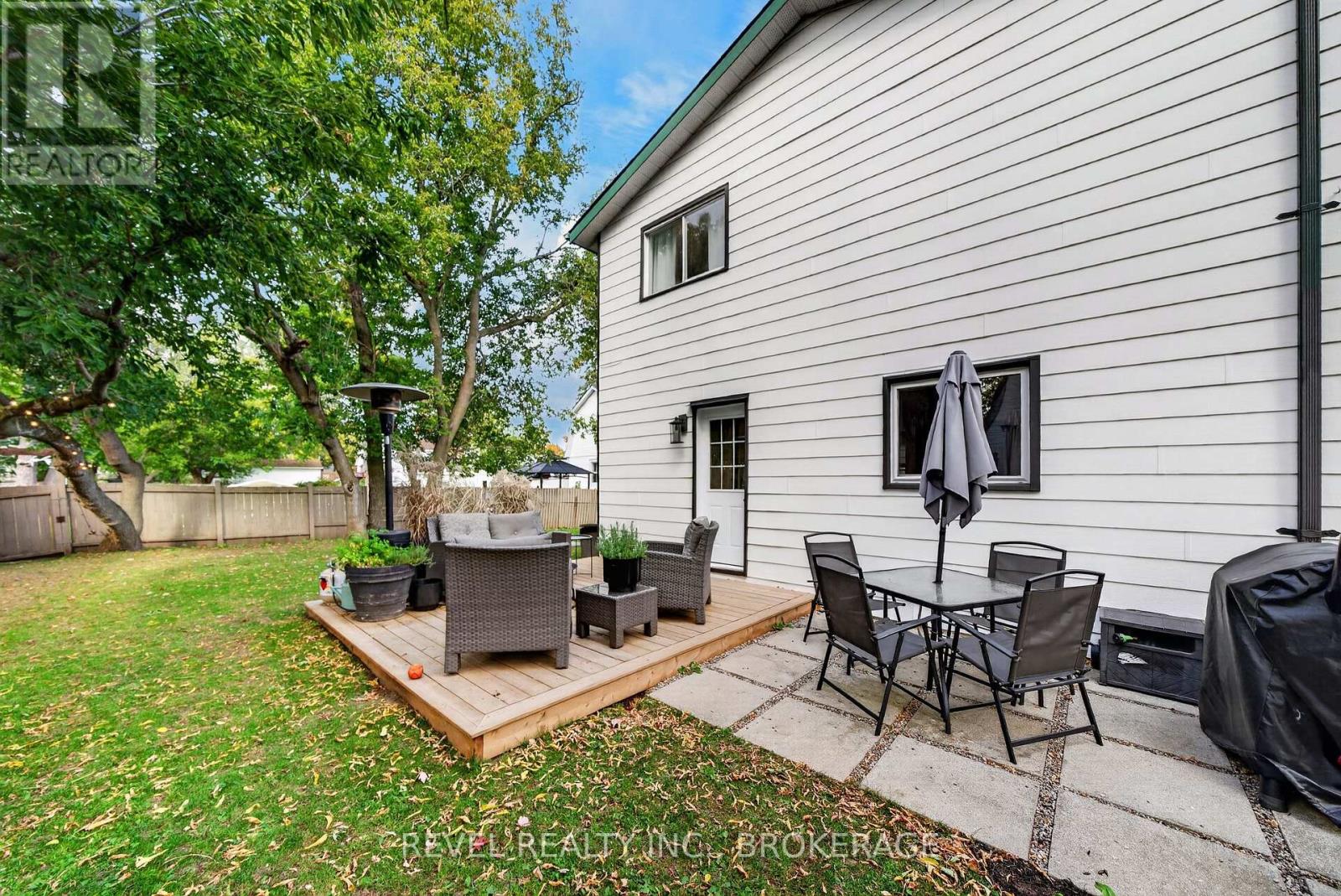 637 Collins Bay Road — photo 36