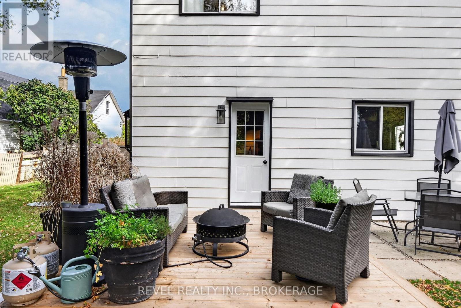637 Collins Bay Road — photo 40