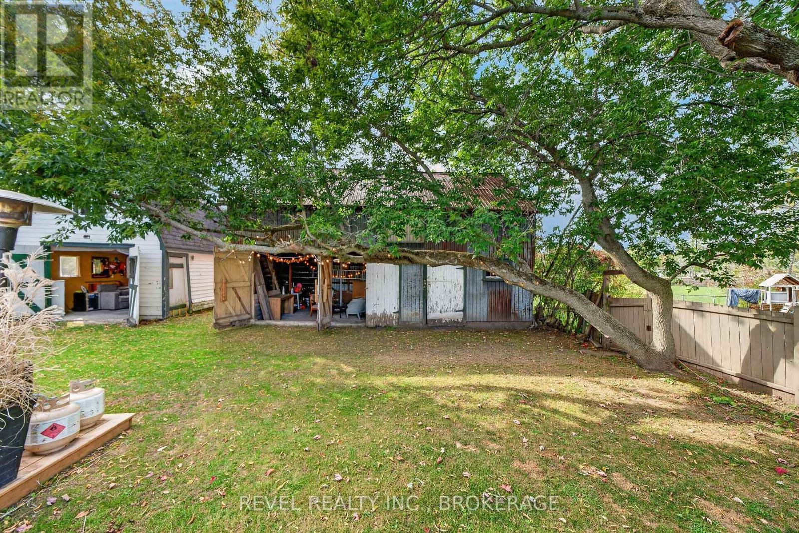 637 Collins Bay Road — photo 42