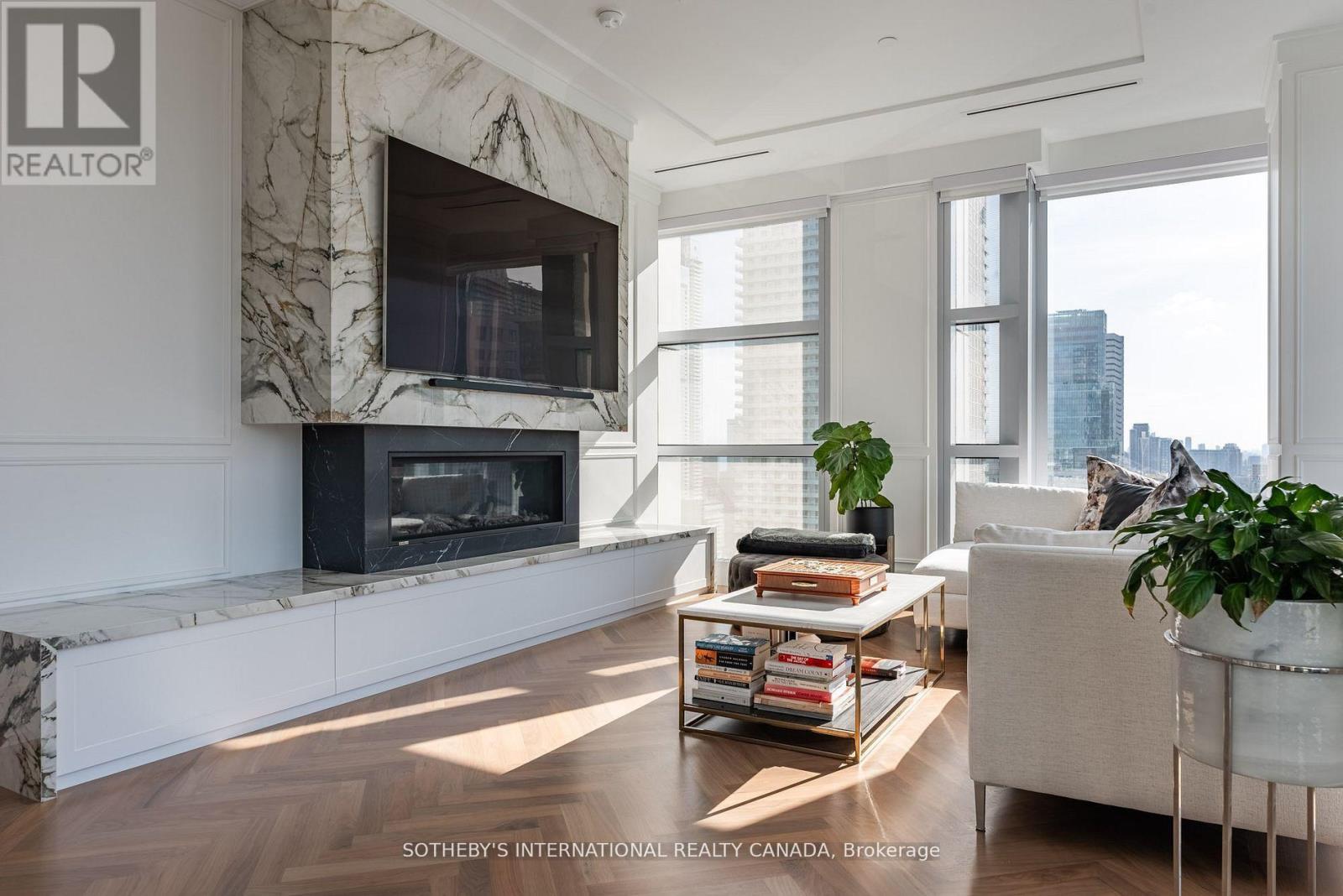 183 Wellington Street West — photo 15
