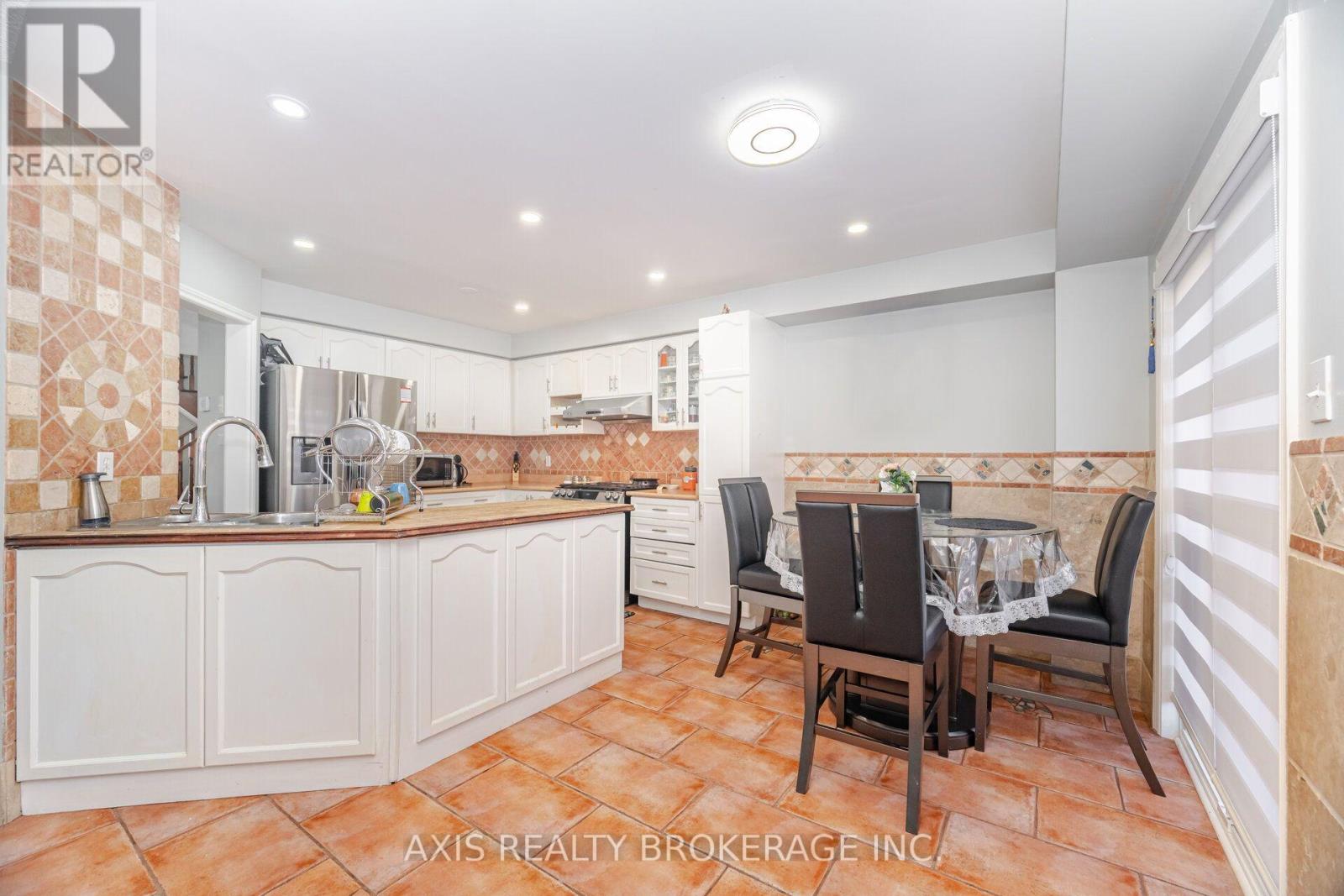 2 Queen Mary Drive — photo 17