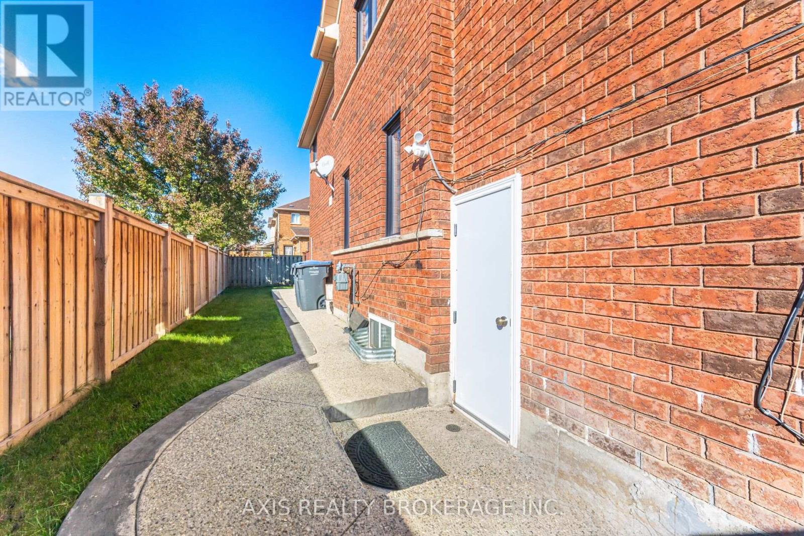 2 Queen Mary Drive — photo 50