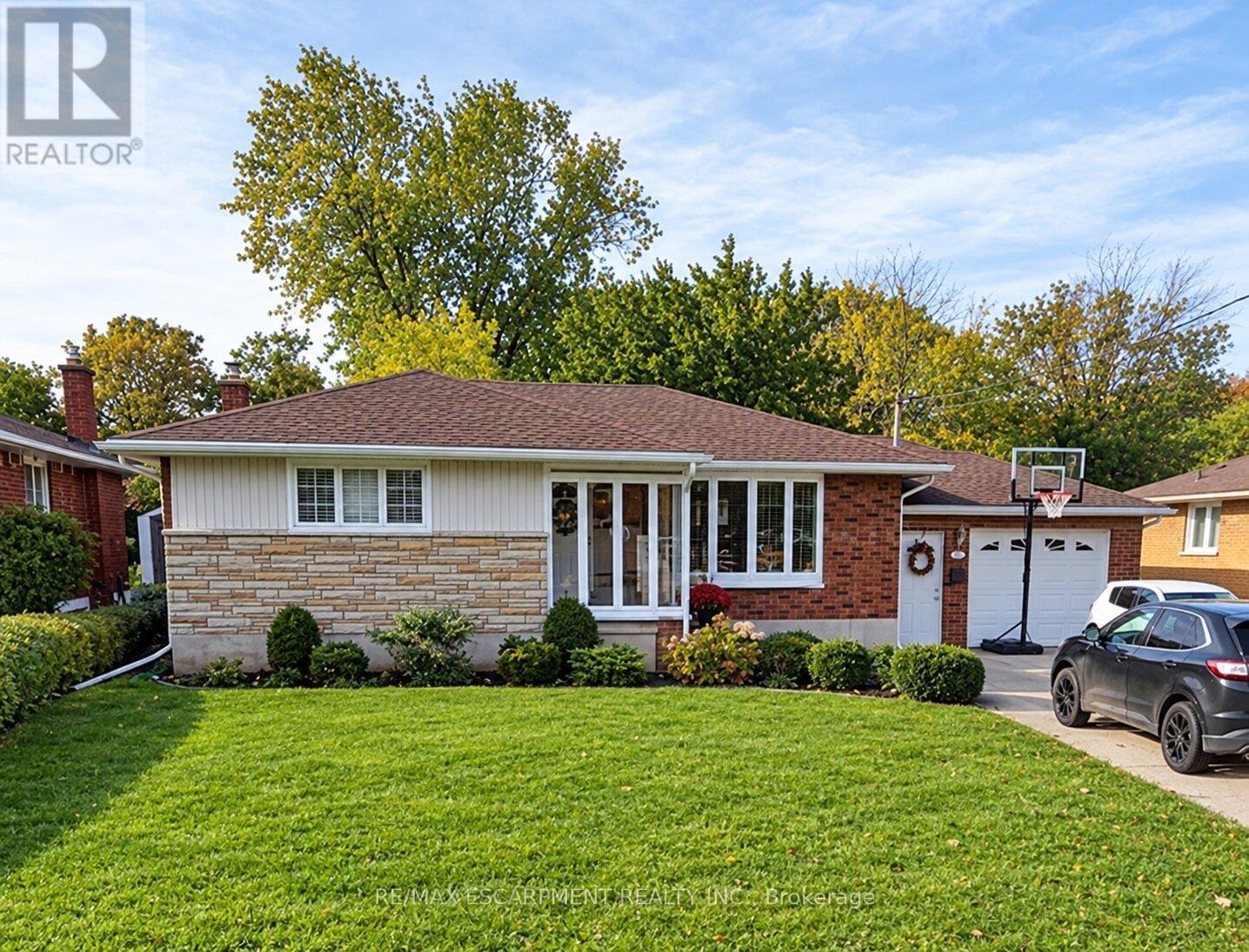 23 Woodsview Avenue West