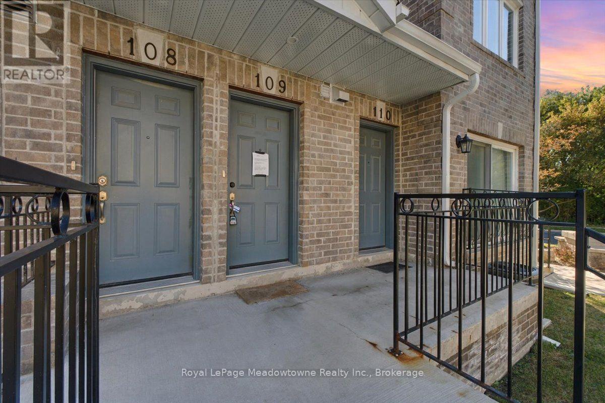 109 - 75 WELDRICK ROAD E, Richmond Hill (Observatory)