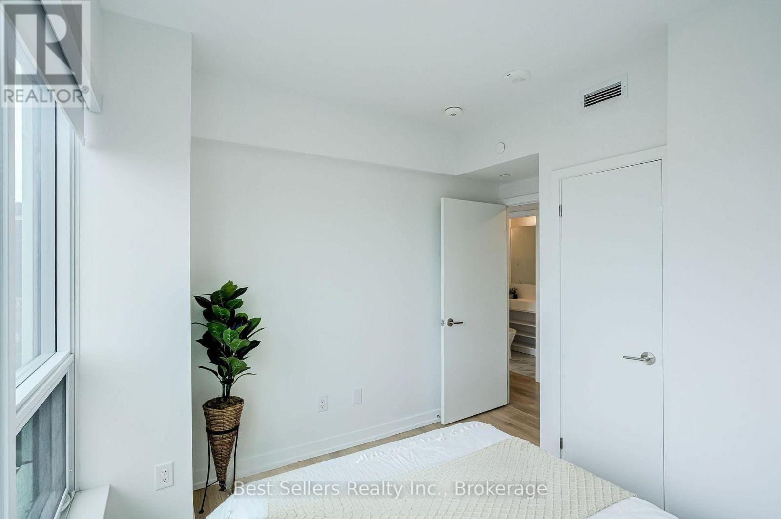 1100 Sheppard Avenue West — photo 18