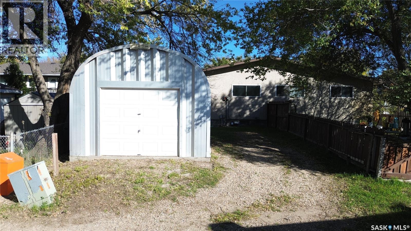 4 Carleton DRIVE - 34