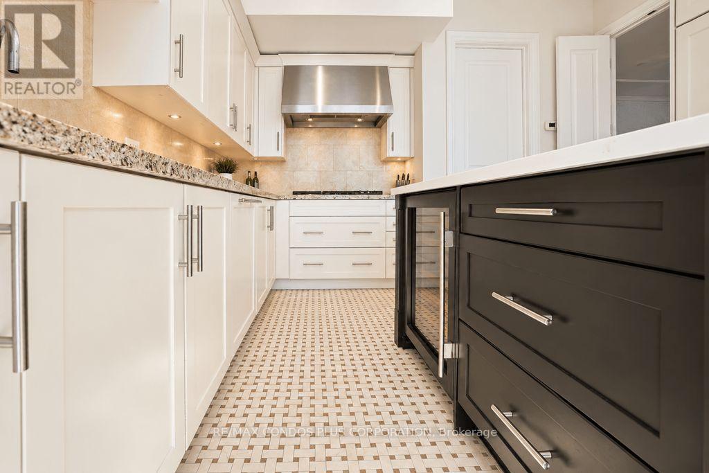 183 Wellington Street West — photo 14