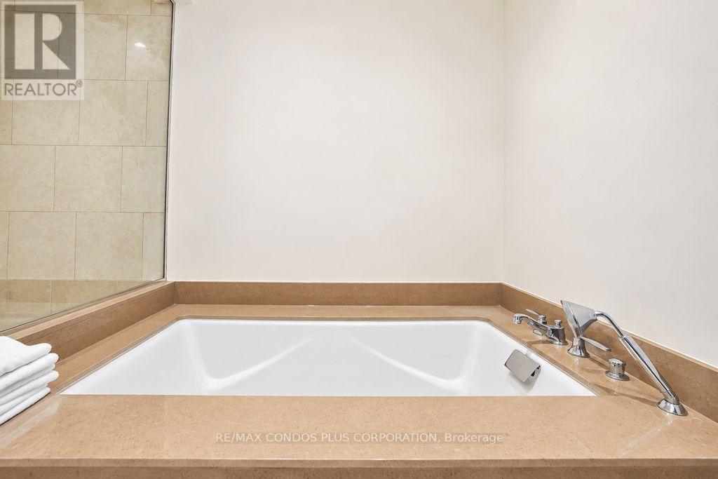 183 Wellington Street West — photo 30