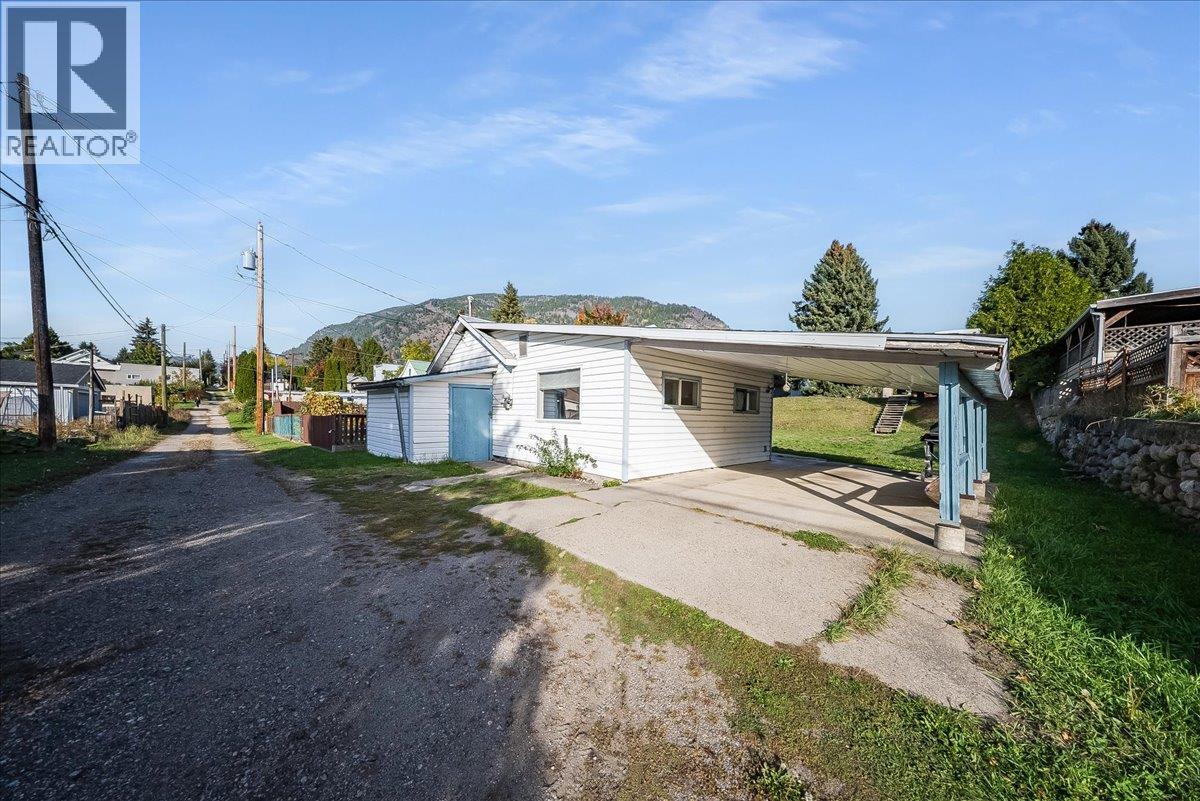 526 8TH Avenue, Castlegar - Image 1