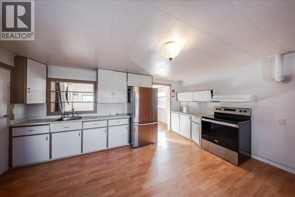 526 8TH Avenue, Castlegar - Image 1