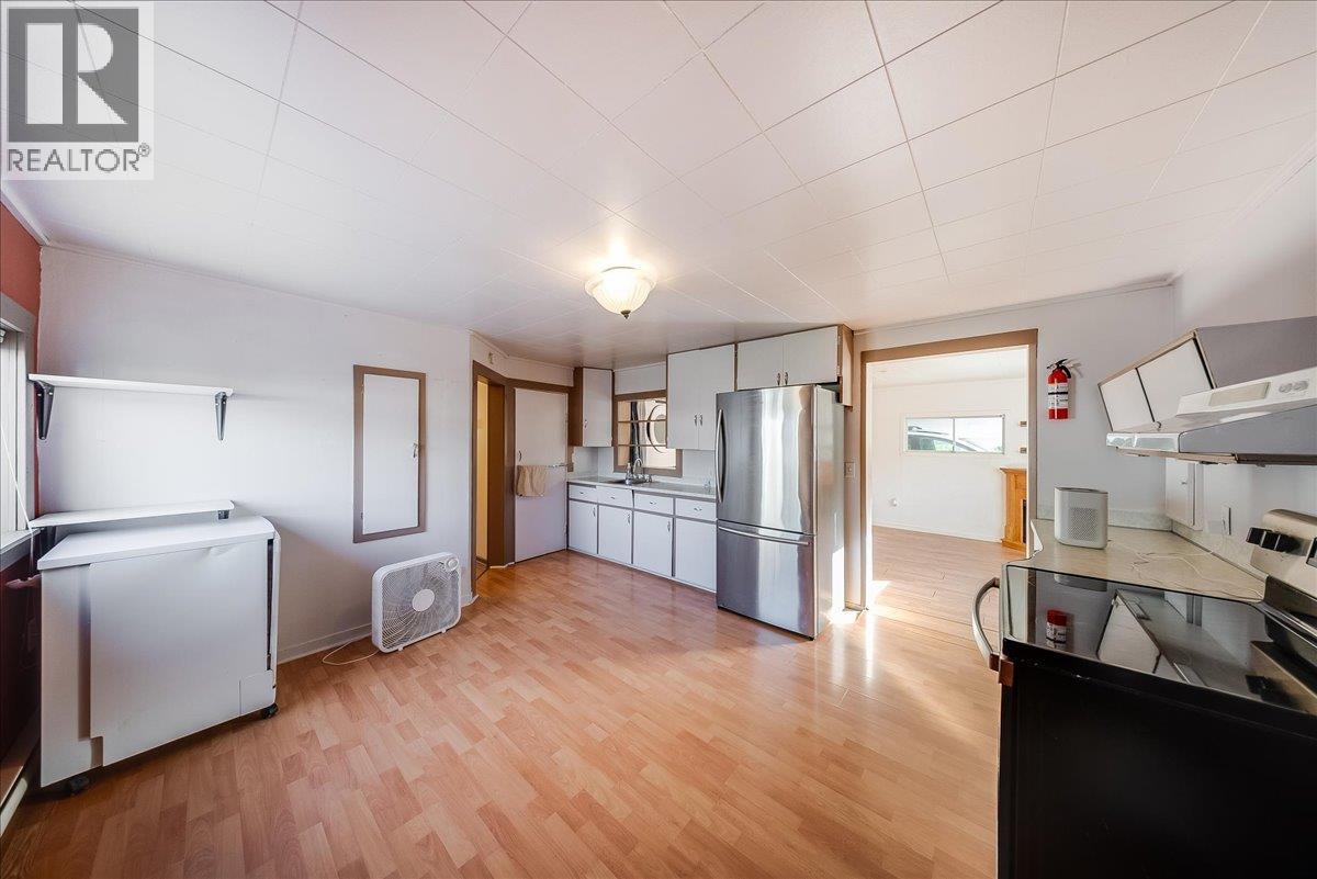 526 8TH Avenue, Castlegar - Image 1