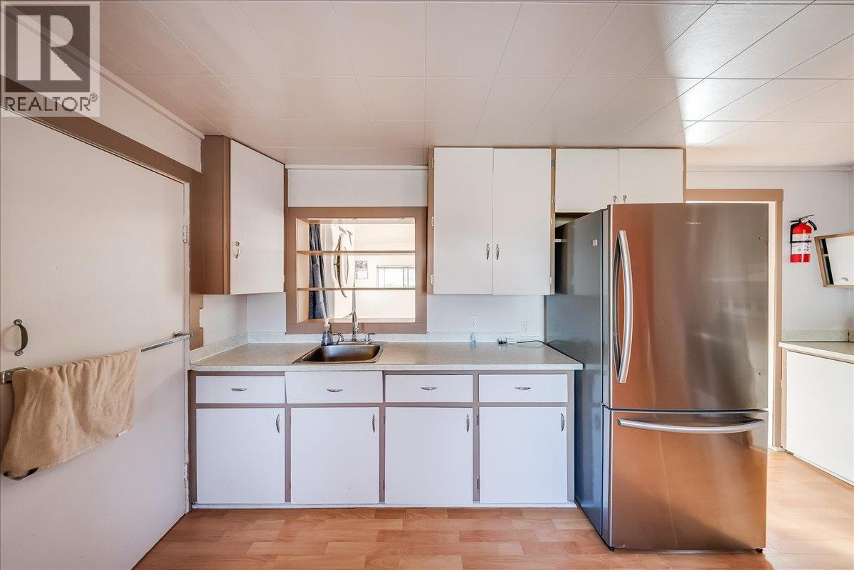 526 8TH Avenue, Castlegar - Image 1