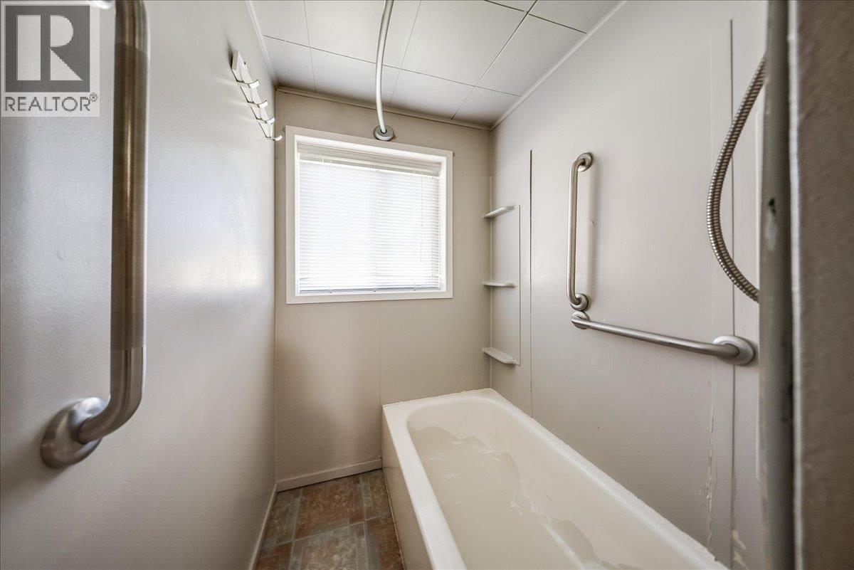 526 8TH Avenue, Castlegar - Image 1