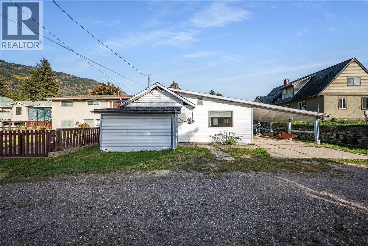 526 8TH Avenue, Castlegar - Image 1