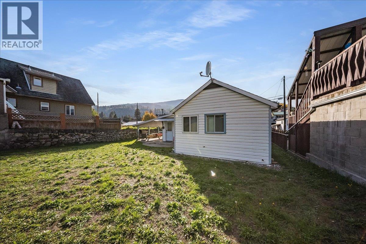 526 8TH Avenue, Castlegar - Image 1