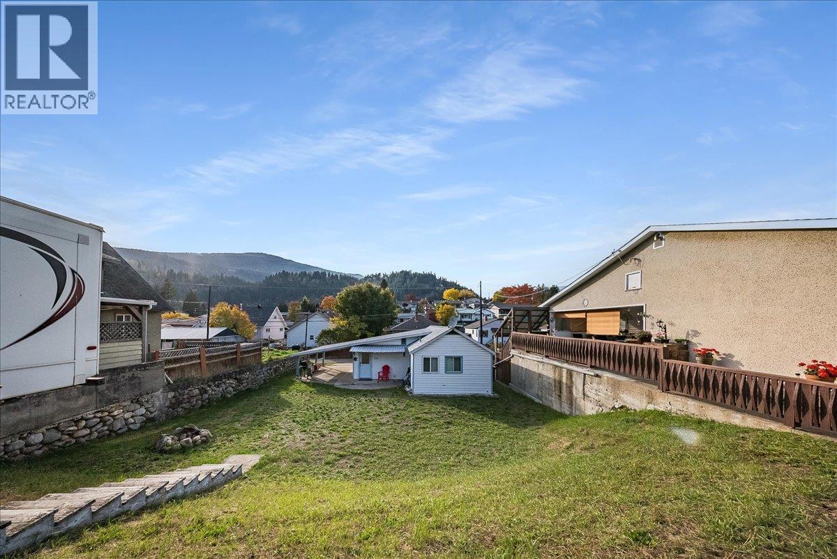 526 8TH Avenue, Castlegar - Image 1