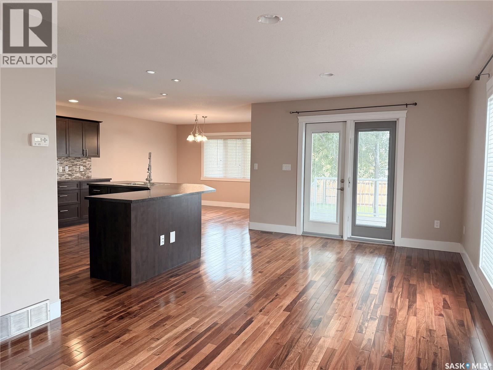 725 Centre STREET, Shaunavon — photo 3