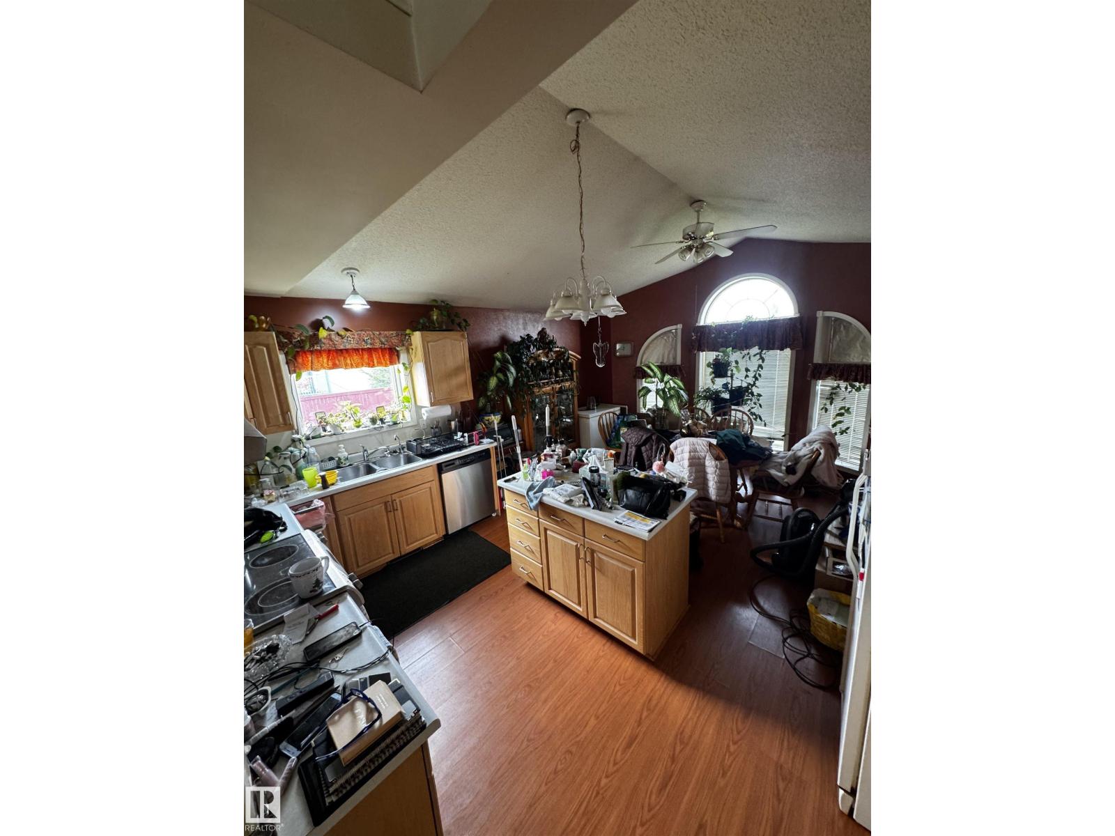 4751 49A ST - 8