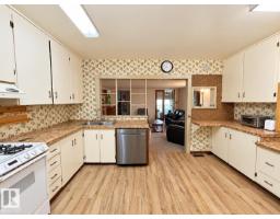 Enclosed porch - 4933 Centre St, Brule, AB T7V1Z1 Photo 9