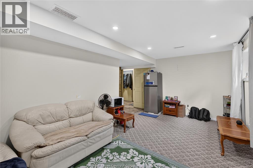 2705 Robert — photo 16