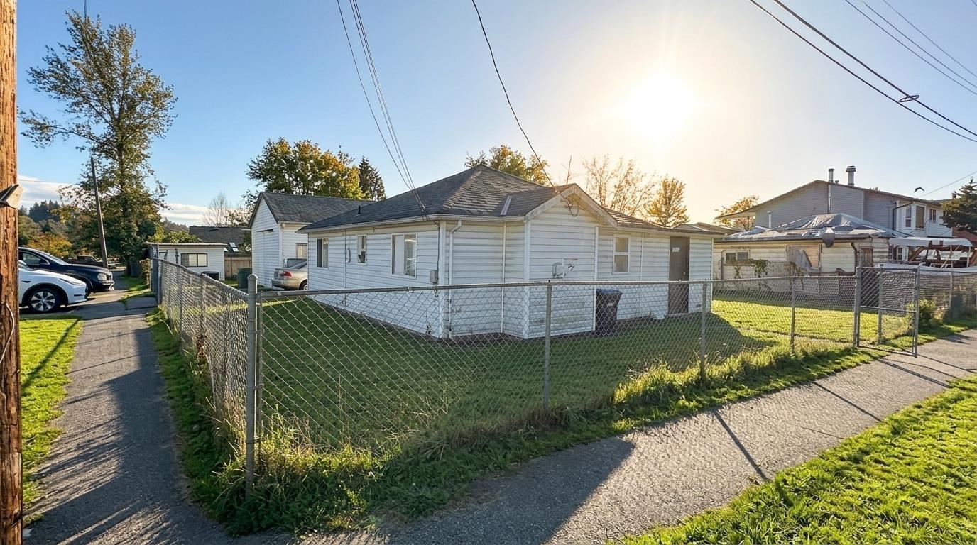 3 Bed, 1 Bath House for Sale in Surrey – 12666 114 AVENUE, Surrey – MLS# R3172893 - Image 3