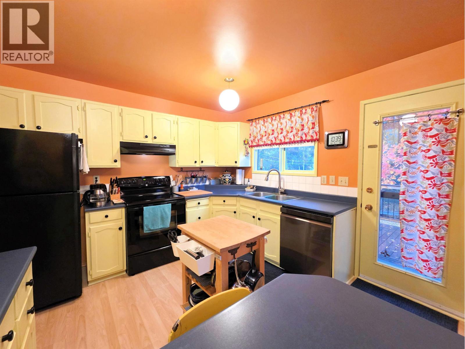 4231 MERTON CRESCENT - 2