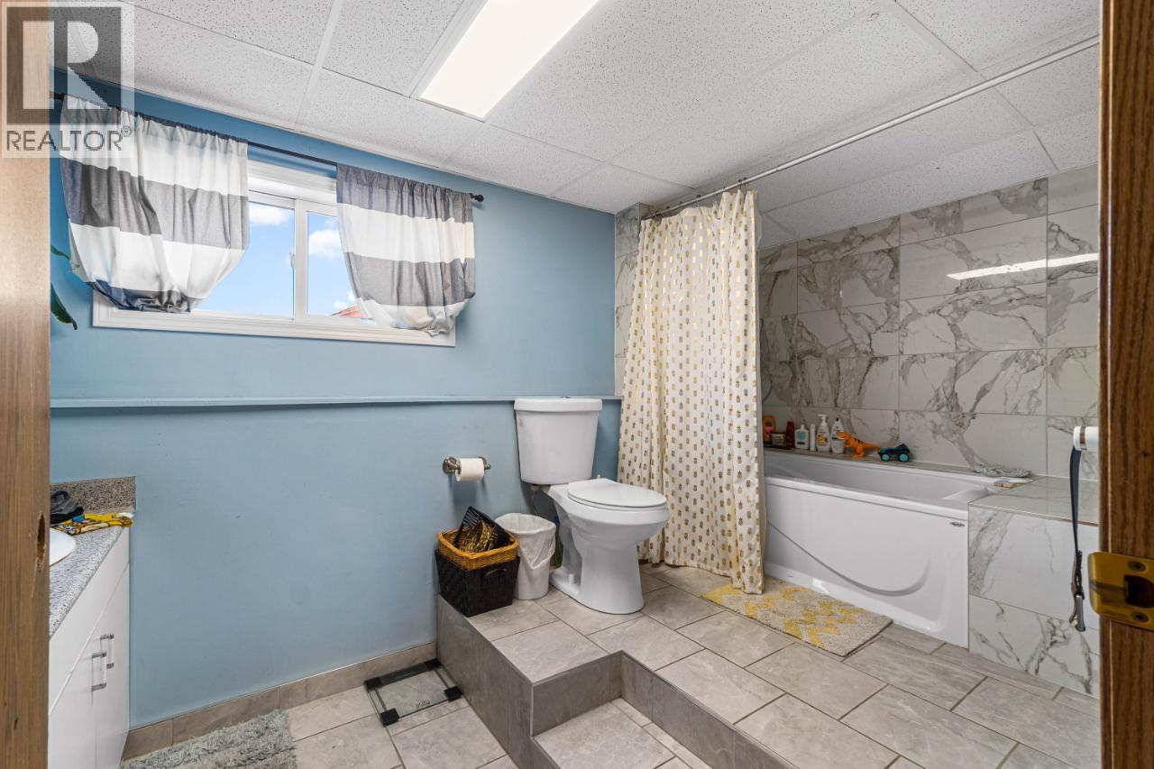 1740 MACAULAY Road - 35