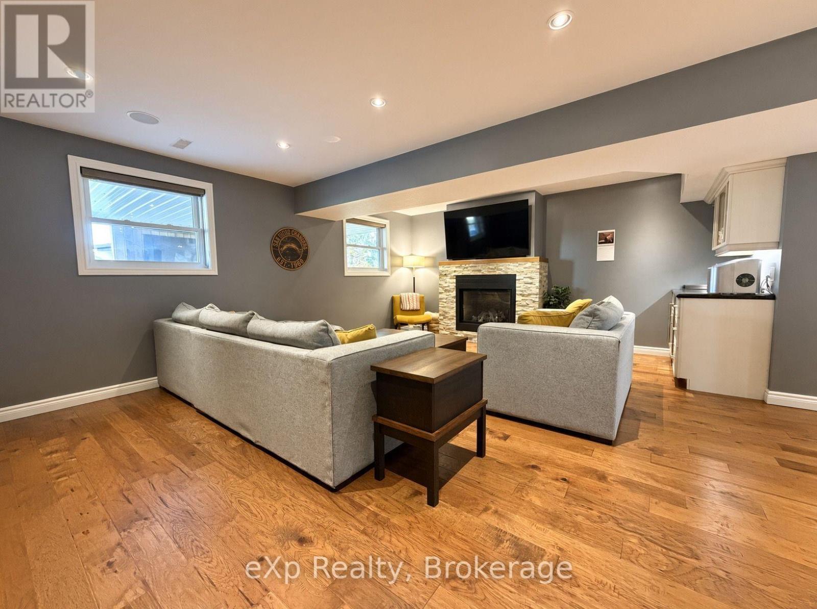 9 CHARLOTTE STREET - Image 14