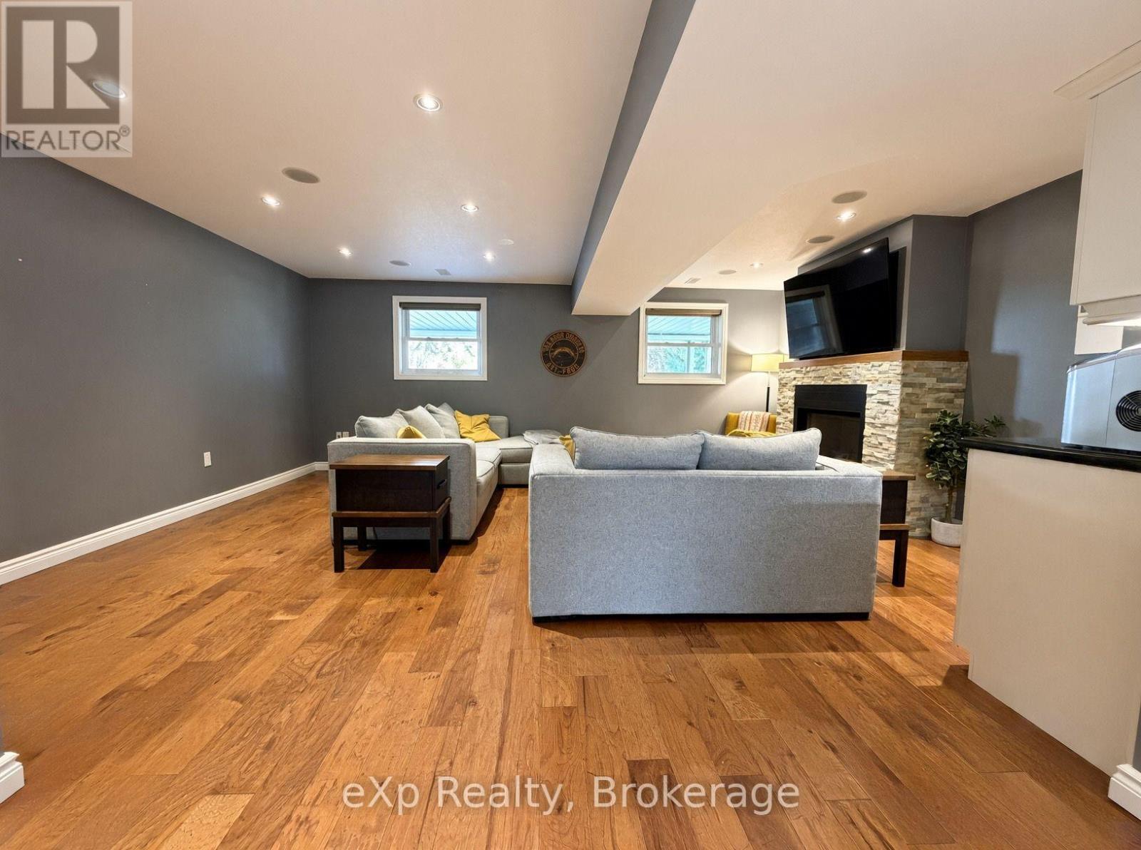 9 CHARLOTTE STREET - Image 16