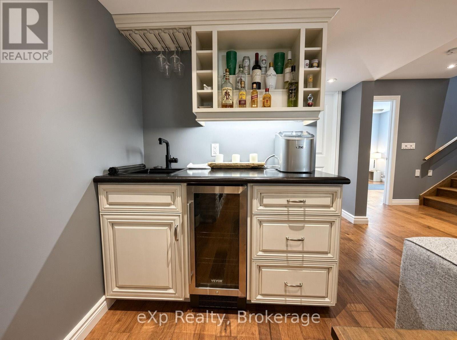 9 CHARLOTTE STREET - Image 17