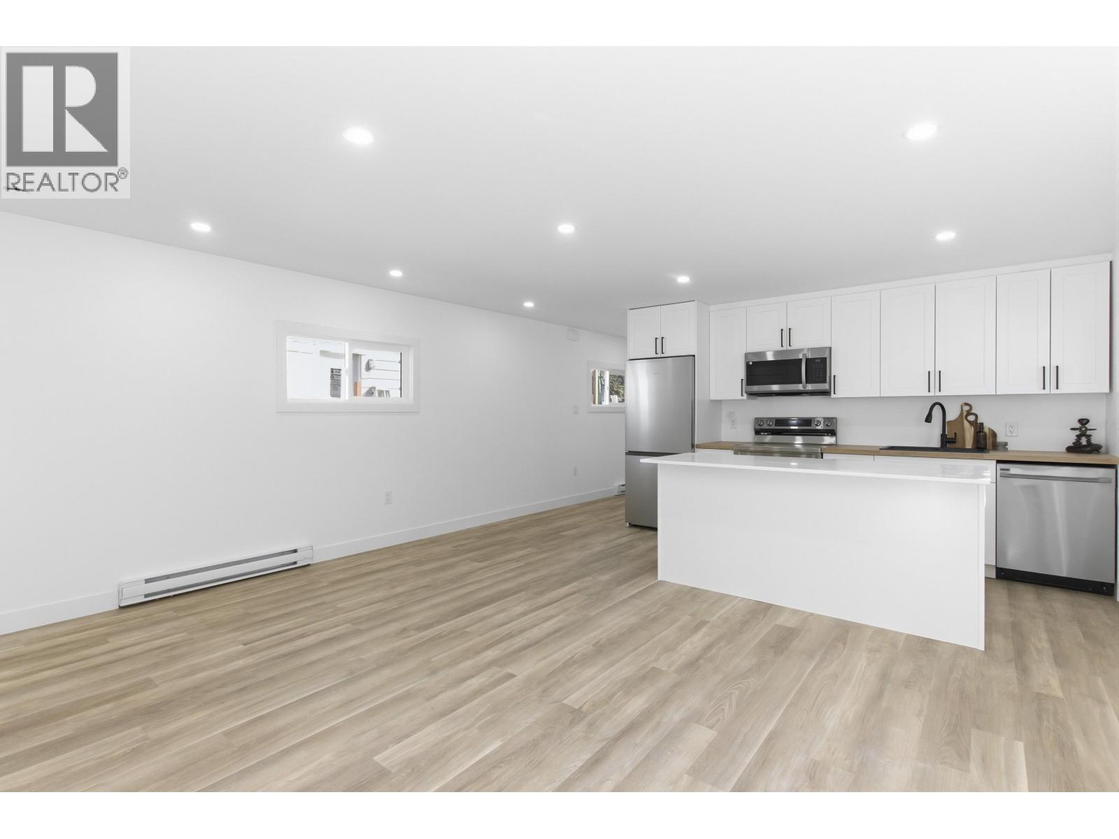 Photo of 3 39884 GOVERNMENT ROAD 6