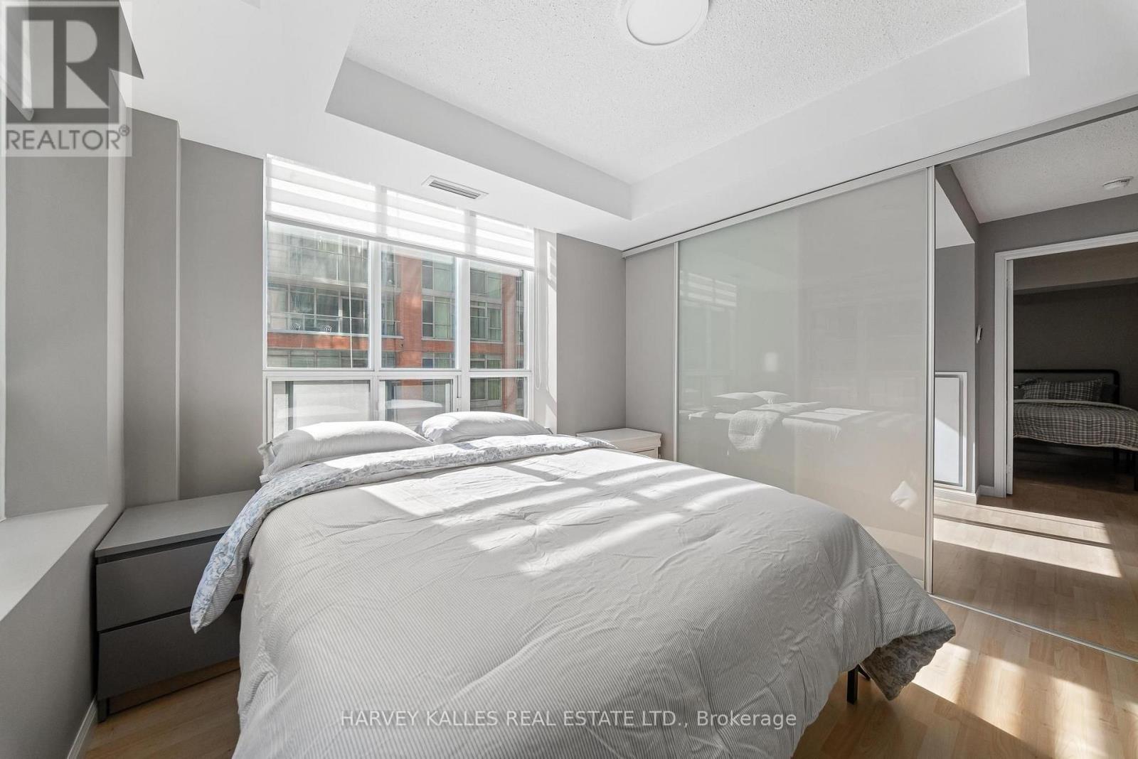 #515 140 SIMCOE STREET - 25