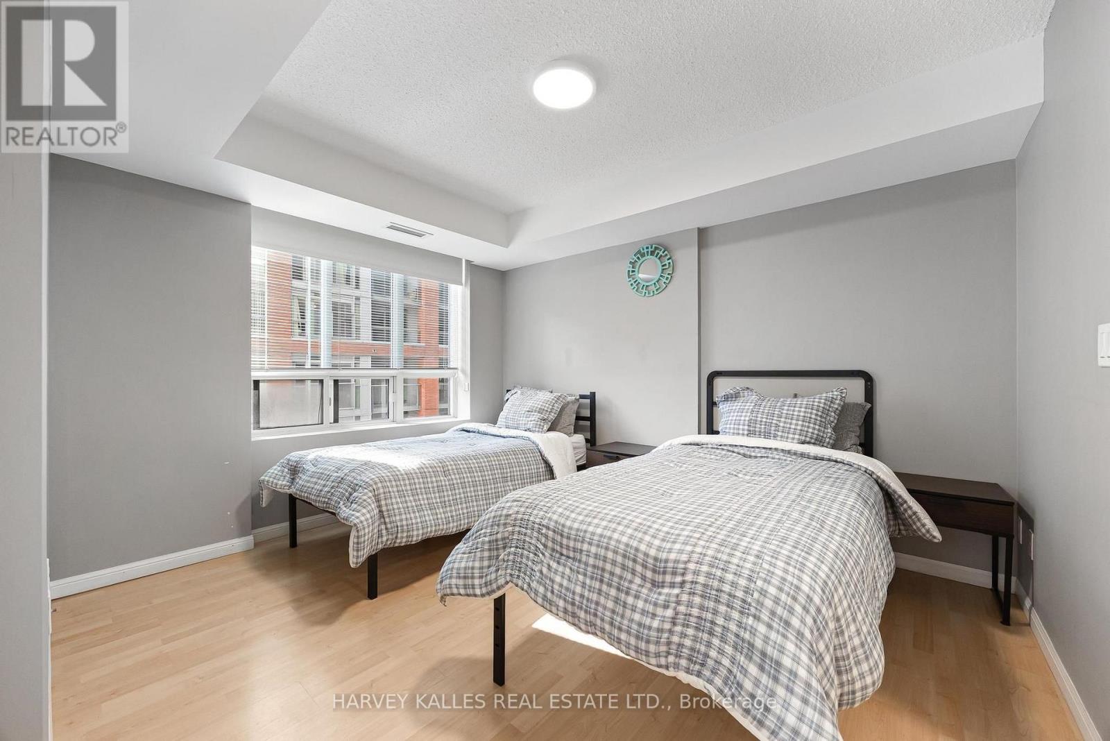 #515 140 SIMCOE STREET - 27