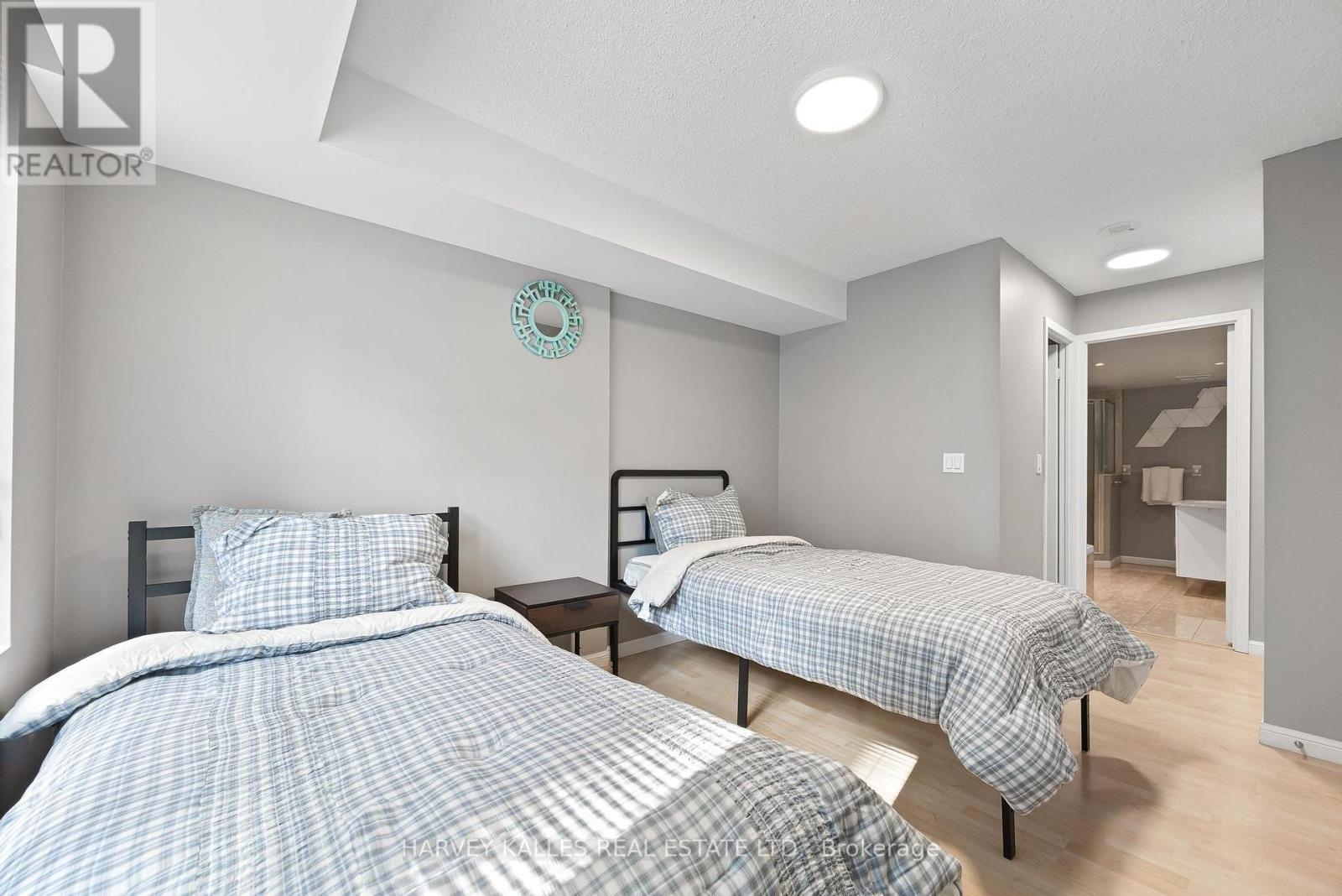 #515 140 SIMCOE STREET - 28